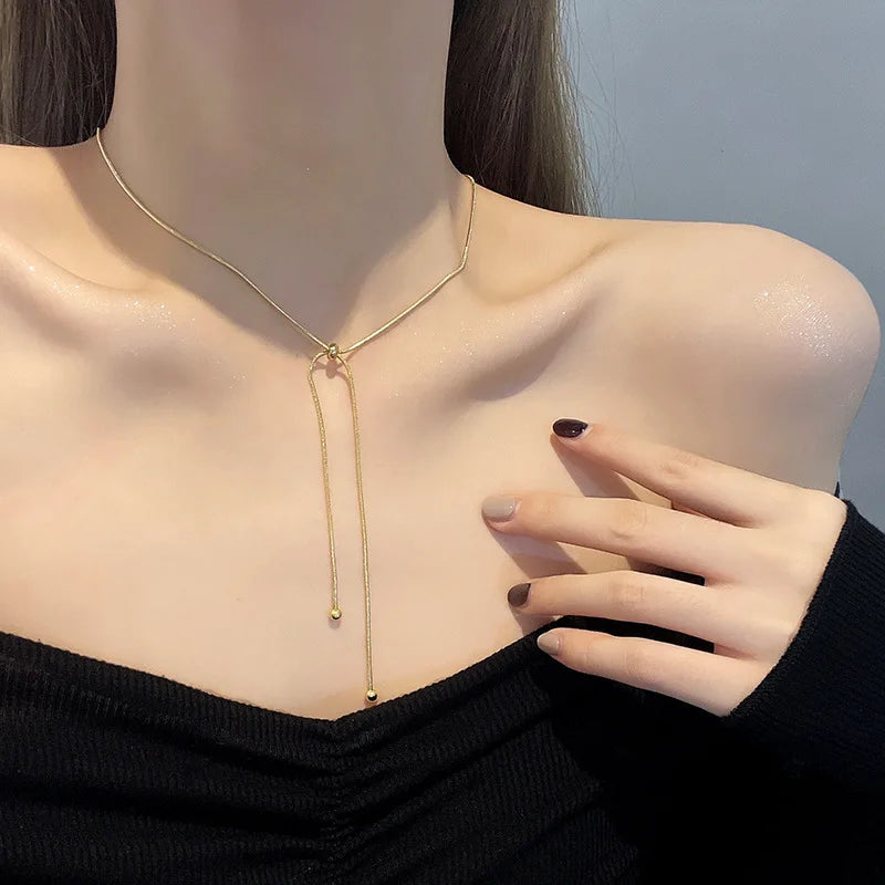 Noémi Minimalistic Knot Necklace
